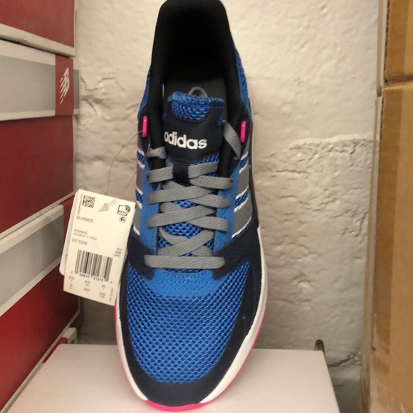 Women’s Adidas tennis shoes - Picture 3 of 3